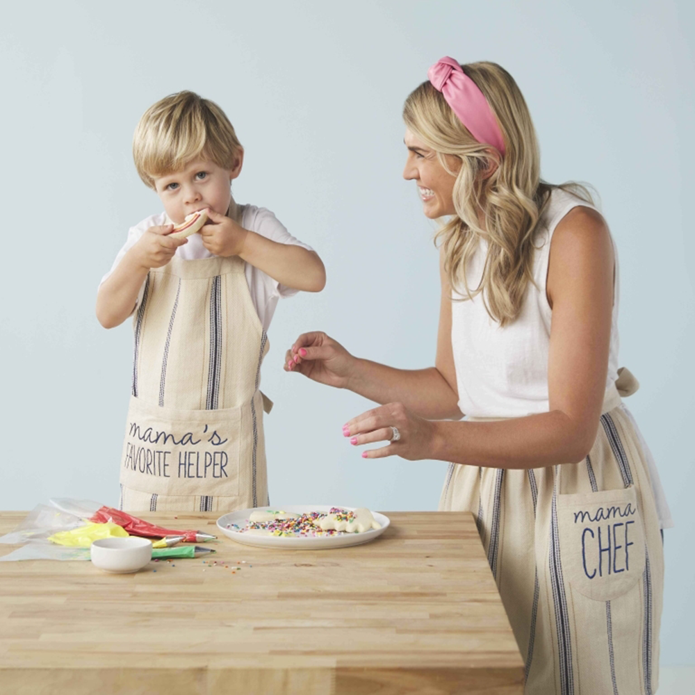 Mom-kid apron set for cooking lessons, adorable photos